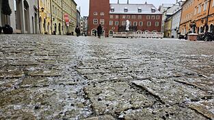 Nicht nur auf dem Regensburger Haidplatz sorgte ab Mittwochmittag überfrierende Nässe für Glatteis.