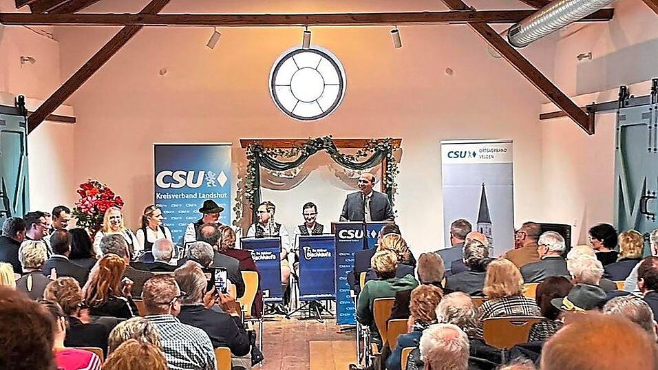 Bundestagsabgeordneter und CSU-Kreisvorsitzender Florian Oßner bei seiner Festansprache. Bundestagsabgeordneter und CSU-Kreisvorsitzender Florian Oßner bei seiner Festansprache.