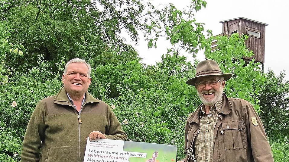 Wildlebensraumberater Hans Laumer (l.) und Jäger Ludwig Krinner an einem der Trittsteinbiotope im Revier Hadersbach.