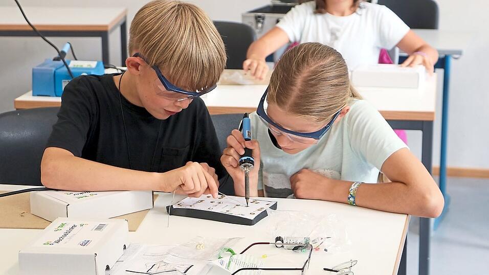 Auch Teamarbeit war gefragt beim Löten.