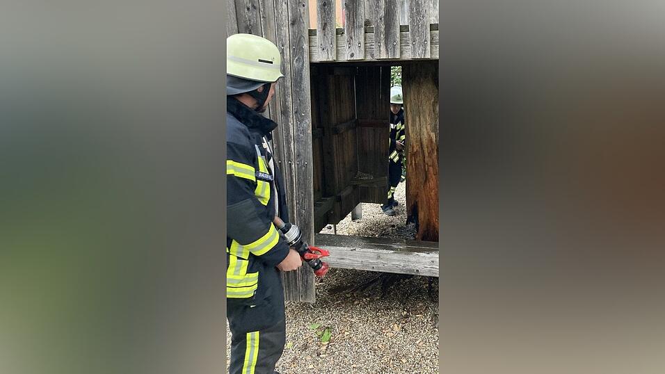 Die Feuerwehr Mitterdorf l&ouml;scht den von einem Spielhaus umbauten Baumstumpf ab.
