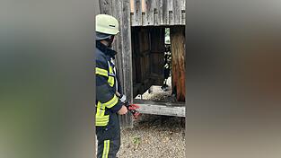 Die Feuerwehr Mitterdorf löscht den von einem Spielhaus umbauten Baumstumpf ab.