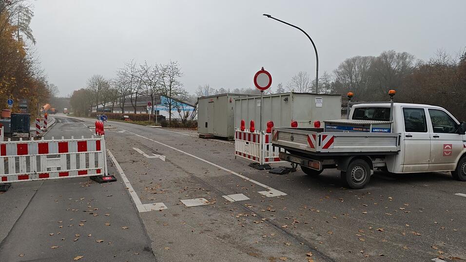 Am Dienstagnachmittag wurde die Veldener Straße in Vilsbiburg auf einem rund 500 Meter langen Abschnitt komplett gesperrt. Am Mittwochmorgen gingen die Bauarbeiten los.