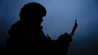 Auch wenn auf politischer Ebene über Frieden für die Ukraine gesprochen wird, gehen am Boden die Kämpfe weiter. Auch wenn auf politischer Ebene über Frieden für die Ukraine gesprochen wird, gehen am Boden die Kämpfe weiter.