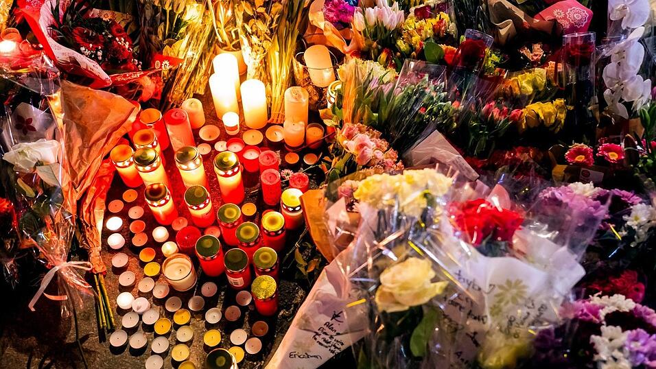 Ein Blumen- und Kerzenmeer erinnert an Tote und Verletzte in der N&auml;he des Brandortes.
