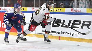 Fabrizio Pilu (r) bleibt in Augsburg. (Archivbild)