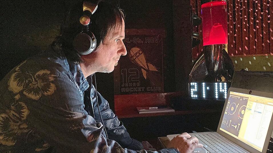 Was lockt die Leute auf die Tanzfläche? Markus Peißl durchforstet seine Festplatte am DJ-Pult im Rocket Club. Seit 1993 ist das Auflegen sein Beruf. Was lockt die Leute auf die Tanzfläche? Markus Peißl durchforstet seine Festplatte am DJ-Pult im Rocket Club. Seit 1993 ist das Auflegen sein Beruf.