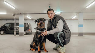 Noch als Welpe kam Canelo zu Shpetim. Heute, &uuml;ber zwei Jahre sp&auml;ter, ist der Rottweiler gr&ouml;&szlig;er &ndash; ebenso wie die Anzahl der Follower der beiden.