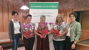 Kreisbäuerin Angelika Graf (r.) und stellvertretende Kreisbäuerin Monika Wagner (l.) überreichten den Ortsbäuerinnen Stefanie Quadflieg, Maria Hackl und Agnes Hirsch einen Blumengruß zum Geburtstag. Kreisbäuerin Angelika Graf (r.) und stellvertretende Kreisbäuerin Monika Wagner (l.) überreichten den Ortsbäuerinnen Stefanie Quadflieg, Maria Hackl und Agnes Hirsch einen Blumengruß zum Geburtstag.