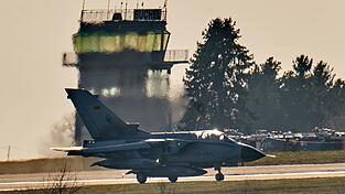 Zeichen des Zusammenhalts: Die Luftwaffe verlegt für die Nato-Übung drei Tornados nach Italien. (Archivbild) Zeichen des Zusammenhalts: Die Luftwaffe verlegt für die Nato-Übung drei Tornados nach Italien. (Archivbild)
