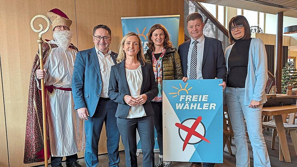 Regina Seebauer-Sperl aus Rosenhof (vorne) wird von Landkreis- und Stadtverband der Freien W&auml;hler als gemeinsame Direktkandidatin zur Bundestagswahl empfohlen.