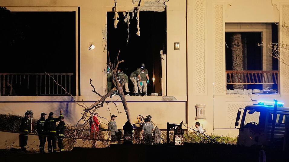 Feuerwehrleute und Rettungskr&auml;fte inspizieren Sch&auml;den im Fairmont The Palm Hotel in Dubai.