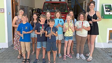 Julia Kiesl (links) und Katharina Will (rechts) mit ihren bisherigen Flötenkindern. Im September starten im Feuerwehrgerätehaus Griesau zwei neue Kurse. Julia Kiesl (links) und Katharina Will (rechts) mit ihren bisherigen Flötenkindern. Im September starten im Feuerwehrgerätehaus Griesau zwei neue Kurse.
