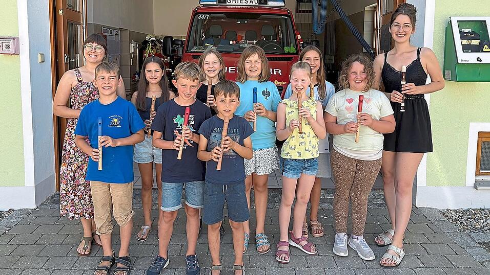 Julia Kiesl (links) und Katharina Will (rechts) mit ihren bisherigen Flötenkindern. Im September starten im Feuerwehrgerätehaus Griesau zwei neue Kurse. Julia Kiesl (links) und Katharina Will (rechts) mit ihren bisherigen Flötenkindern. Im September starten im Feuerwehrgerätehaus Griesau zwei neue Kurse.