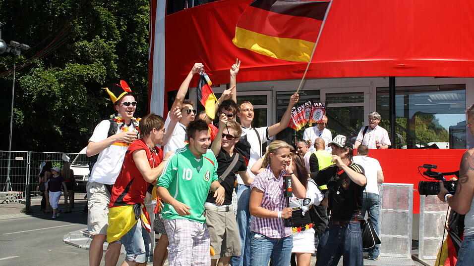 Christian Fertl war am Sonntag auf der Fanmeile in Berlin und erlebte dort das Achtelfinale gegen England auf Gro&szlig;leinwand.