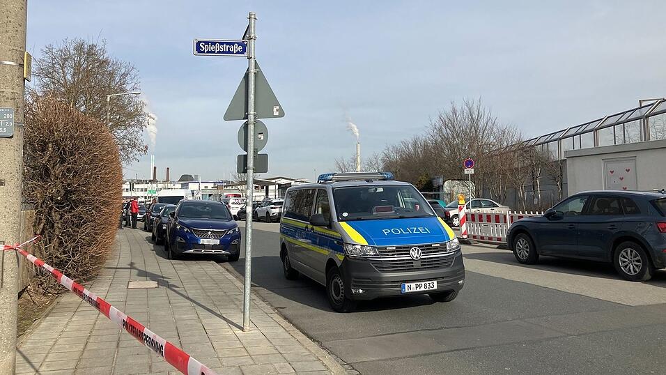 Polizisten wollten den Mann nach einem Haftbefehl wegen Körperverletzung festnehmen. Polizisten wollten den Mann nach einem Haftbefehl wegen Körperverletzung festnehmen.