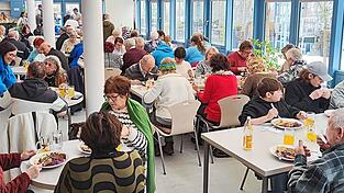 Die K&ouml;che, Sponsoren und Helfer setzten ein Zeichen gegen Altersarmut und -einsamkeit. 130 Essensportionen und Getr&auml;nke wurden an vermittelte Senioren des Vereins Lichtblick und Bed&uuml;rftige von der Tafel ausgegeben.