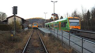 Der Bahnsteig in Gotteszell ist zwar barrierefrei, hat aber keine Sitzm&ouml;glichkeiten am Bahnsteig 1.