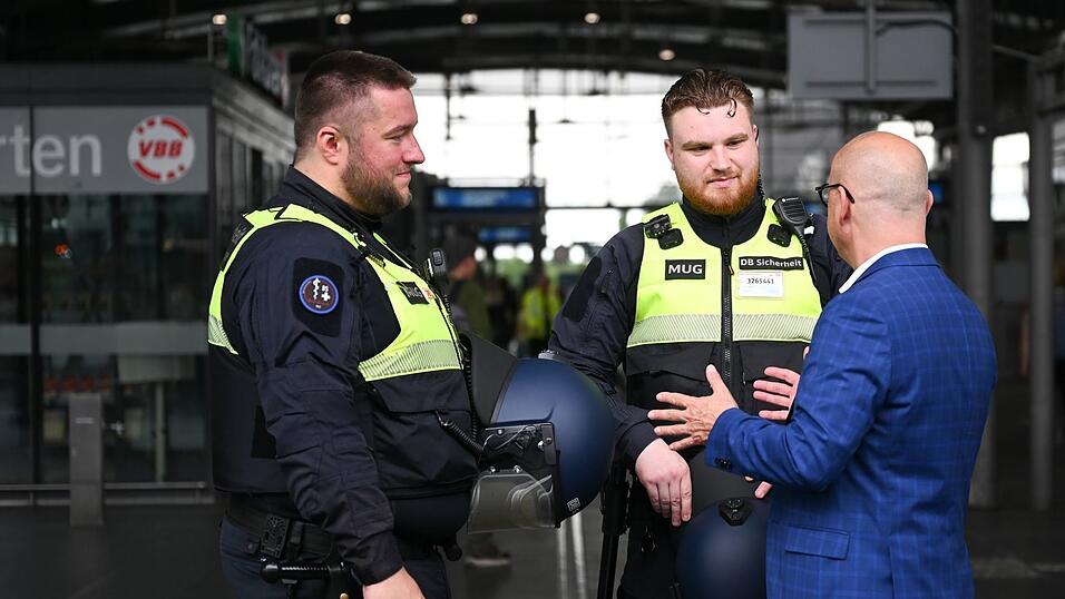 Die Schutzhelme k&ouml;nnen an der Uniform befestigt und sollen erst aufgesetzt werden, wenn eine Situation zu eskalieren droht.