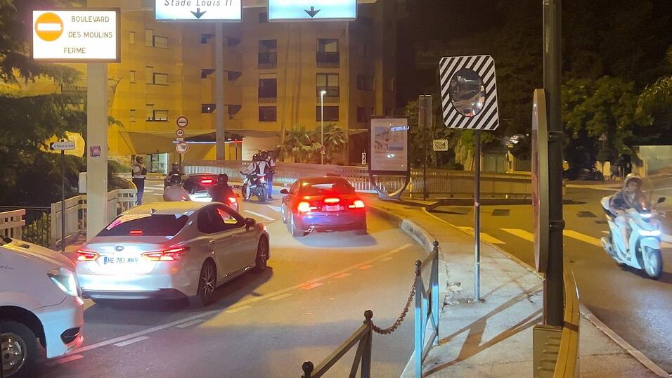 Einsatzkr&auml;fte aus Monaco und Frankreich suchen mit Hochdruck nach dem T&auml;ter.
