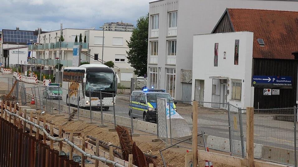 Gegen 10 Uhr verließ der erste Bus die JVA Regensburg. Begleitet von zwei Polizeiwagen fuhr er über die Kumpfmühlerbrücke. Wo die Gefangenen hingebracht werden, wird aus Sicherheitsgründen nicht verraten.