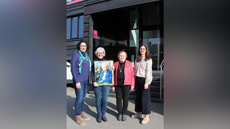 Blaibachs Bürgermeisterin Monika Bergmann, Birgit Strasser-Jentsch mit einem Foto ihrer Mutter Ingeborg Jentsch, Theresia Fischer, ehemalige Sekretärin von Ingeborg Jentsch, und Tanja Schmidbauer, Gleichstellungsbeauftragte im Landkreis Cham (v.l.), sind stolz, dass die gebürtige Blaibacherin posthum für die bayernweite Aktion 'Frauenorte' ausgewählt wurde. Blaibachs Bürgermeisterin Monika Bergmann, Birgit Strasser-Jentsch mit einem Foto ihrer Mutter Ingeborg Jentsch, Theresia Fischer, ehemalige Sekretärin von Ingeborg Jentsch, und Tanja Schmidbauer, Gleichstellungsbeauftragte im Landkreis Cham (v.l.), sind stolz, dass die gebürtige Blaibacherin posthum für die bayernweite Aktion 'Frauenorte' ausgewählt wurde.