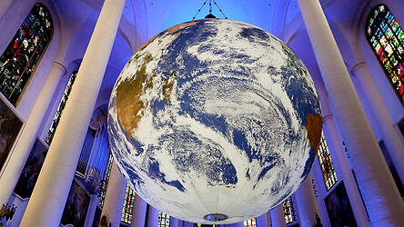 GAIA ist ein Wanderkunstwerk. Ein schwebender, sich drehender Ballon mit einem Durchmesser von sieben Metern stellt die Erde dar. Original NASA-Aufnahmen zeigen den Blick aus dem Weltall.