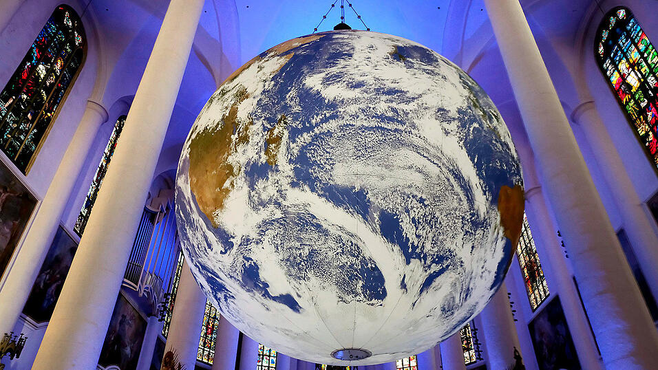 GAIA ist ein Wanderkunstwerk. Ein schwebender, sich drehender Ballon mit einem Durchmesser von sieben Metern stellt die Erde dar. Original NASA-Aufnahmen zeigen den Blick aus dem Weltall.