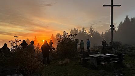 Ein faszinierender Moment ist es, wenn die Sonne hervorspitzt. Das Angebot der Morgenwanderung auf den Pr&ouml;ller wurde von Anfang an sehr gut angenommen. Trotz der fr&uuml;hen Zeit ist jedes Jahr eine gr&ouml;&szlig;ere Schar Fr&uuml;haufsteher aus der n&auml;heren und weiteren Umgebung vor Ort.