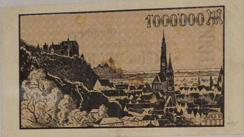 St&auml;dte und Firmen mussten 1923 eigenes Geld drucken, um den Bargeldbedarf zu decken. Das Stadtarchiv Cham besitzt einen Eine-Million-Mark-Schein mit einer Ansicht des Marktplatzes. Im Heimatmuseum Altdorf ist derzeit ein Gutschein &uuml;ber eine Million Mark ausgestellt, den eine Landshuter Firma ausgegeben hat.