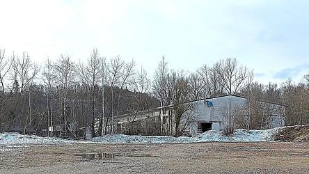 Der Lagerplatz in der Gretlmühle war wegen der illegalen Lagerung von Abbruchmaterial in den Fokus der Behörden gelangt. Noch heute wird das Gelände regelmäßig kontrolliert. Wie das Grundstück in Zukunft genutzt werden soll, ist derzeit noch offen, teilt die Stadt auf Nachfrage mit.