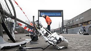 Das Auto krachte gegen den Eingan der U-Bahnstation Reinickendorfer Straße.
