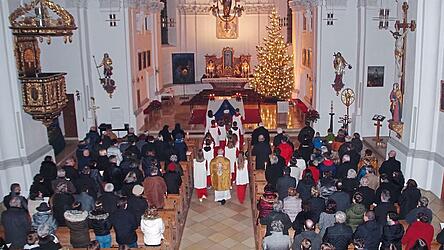 Feierlicher Kerzenschein in der Christmette um halb elf Uhr nachts.