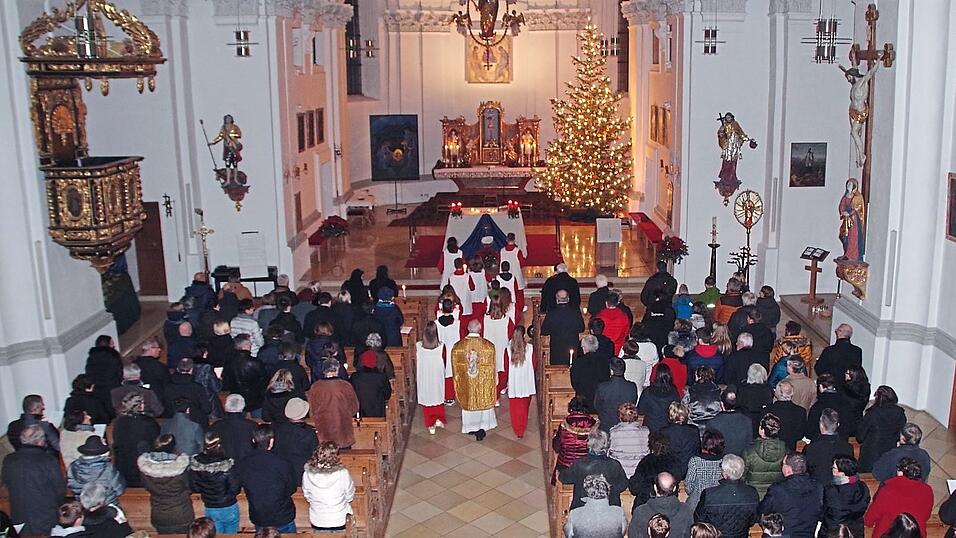 Feierlicher Kerzenschein in der Christmette um halb elf Uhr nachts. Feierlicher Kerzenschein in der Christmette um halb elf Uhr nachts.