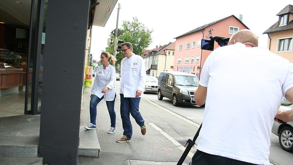 Die Belegschaft der B&auml;ckerei Steinleitner in Straubing durfte sich am Dienstag &uuml;ber den Besuch eines ZDF-Fernsehteams freuen.