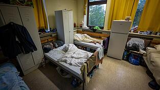 Durch die Schlie&szlig;ung besonders teurer Unterk&uuml;nfte will der Freistaat m&ouml;glichst viel Geld sparen. (Symbolfoto)