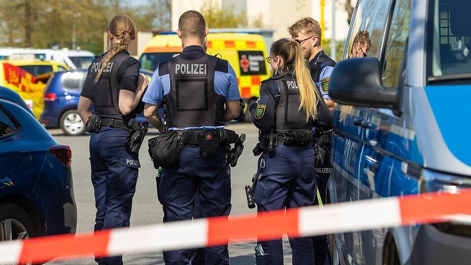 Am Dienstagmittag waren Hinweise auf Schüsse per Notruf eingegangen. Die Polizei ordnete dies den Angaben zufolge als lebensbedrohliche Einsatzlage ein. Am Dienstagmittag waren Hinweise auf Schüsse per Notruf eingegangen. Die Polizei ordnete dies den Angaben zufolge als lebensbedrohliche Einsatzlage ein.