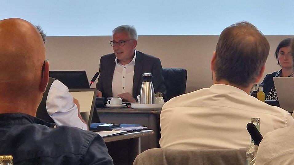 Landrat Werner Bumeder hat den Kreistag von Dingolfing-Landau am Montag auf herausfordernde finanzielle Zeiten eingeschworen.