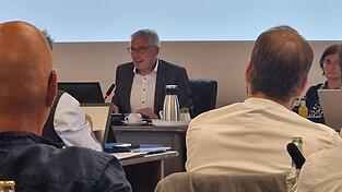 Landrat Werner Bumeder hat den Kreistag von Dingolfing-Landau am Montag auf herausfordernde finanzielle Zeiten eingeschworen.