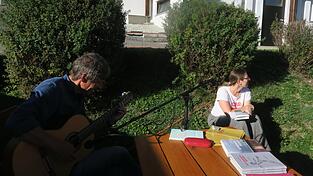Literatur zum Thema „Wasser“ mit musikalischer Begleitung gab es am Freitag im Freibad zu hören. Literatur zum Thema „Wasser“ mit musikalischer Begleitung gab es am Freitag im Freibad zu hören.