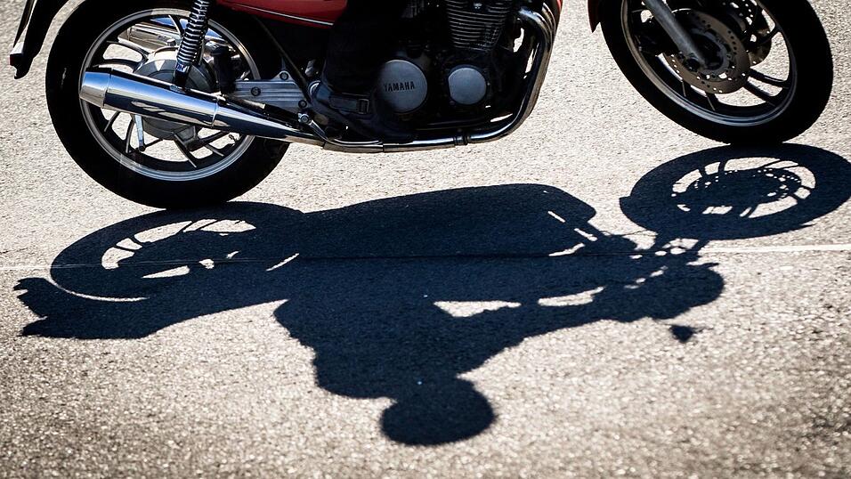 In Dingolfing ist am Montagnachmittag ein Motorradfahrer schwer verunglückt. (Symbolbild)