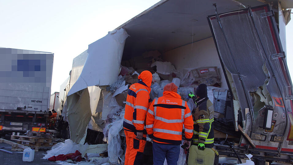 Der Lastwagen, der den Unfall verursachte, war teilweise mit Gefahrgut beladen. Nach Angaben der Polizei sei die Substanz jedoch unbedenklich.