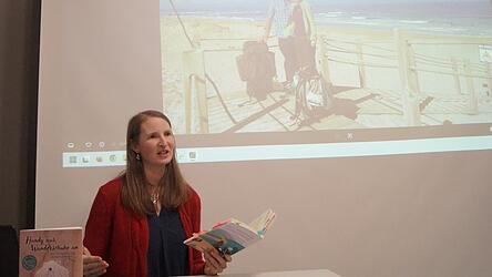 Kerstin Brandl stellte ihr Buch &bdquo;Handy aus, Wanderschuhe an&ldquo; vor und gab ihre Erlebnisse auf dem portugiesischen Jakobsweg preis.