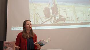 Kerstin Brandl stellte ihr Buch „Handy aus, Wanderschuhe an“ vor und gab ihre Erlebnisse auf dem portugiesischen Jakobsweg preis. Kerstin Brandl stellte ihr Buch „Handy aus, Wanderschuhe an“ vor und gab ihre Erlebnisse auf dem portugiesischen Jakobsweg preis.