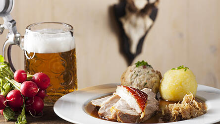 Für um die 15 Euro je nach Beilage etwas darüber oder darunter ist der Schweinebraten im Raum Regensburg zu finden. Für um die 15 Euro je nach Beilage etwas darüber oder darunter ist der Schweinebraten im Raum Regensburg zu finden.