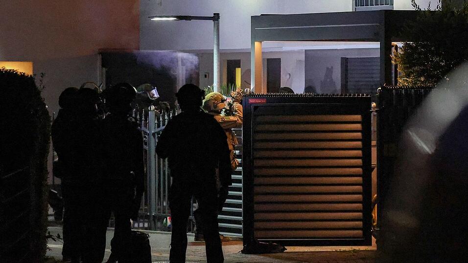 Einsatzkräfte der Polizei stehen am Mittwochmorgen vor einem Haus in Duisburg Einsatzkräfte der Polizei stehen am Mittwochmorgen vor einem Haus in Duisburg