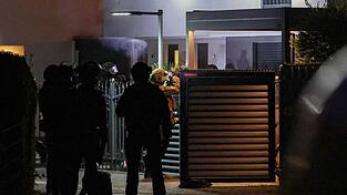 Einsatzkr&auml;fte der Polizei stehen am Mittwochmorgen vor einem Haus in Duisburg
