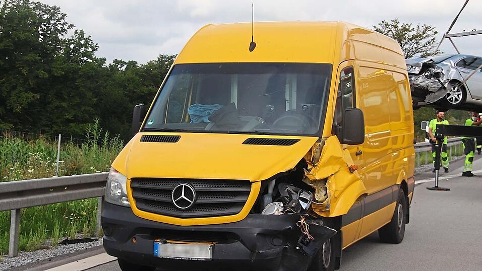 Insgesamt schätzt die Polizei den Sachschaden auf 18000 Euro. Insgesamt schätzt die Polizei den Sachschaden auf 18000 Euro.