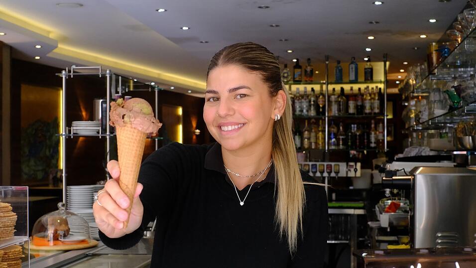 Tais Floriano vom Eiscafé Cortina mit Dubai-Schoko-Eis. Tais Floriano vom Eiscafé Cortina mit Dubai-Schoko-Eis.
