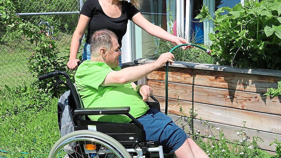 Mit einem Bewohner bewässert Julia Kattler die Pflanzen des Hochbeets. Mit einem Bewohner bewässert Julia Kattler die Pflanzen des Hochbeets.